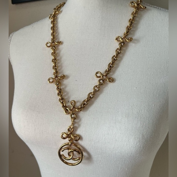 RARE - CHANEL Vintage 93 P Gold Infinity Necklace - Picture 3 of 8